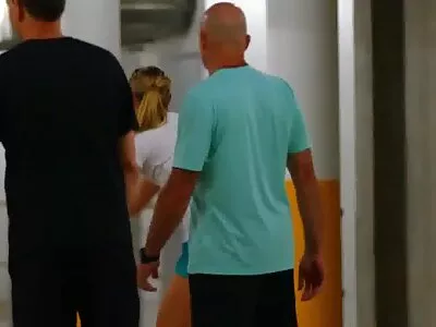 माझ्या वडिलांच्या हॉट गर्लफ्रेंडमध्ये लिली लव्ह आणि बिल बेली