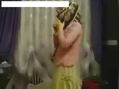 कॅसिडी तिचे रिअल बुब्स व्हिडिओ दाखवते (कॅसिडी बँक्स)
