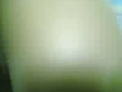 खिडकीतून बाहेर डोकावणे व्हिडिओ (स्टेला मे)