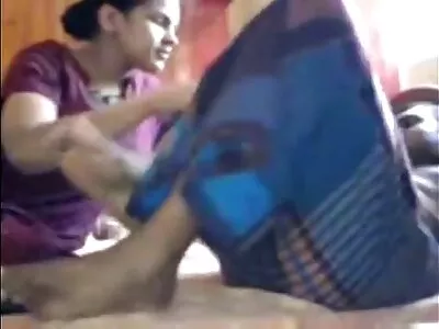ती एक घासण्यासाठी येते, त्यातून बाहेर पडणे समाप्त होते खूप व्हिडिओ (अवा अॅडम्स)