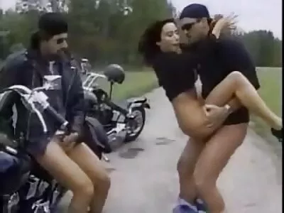 देश चाटणारा व्हिडिओ (ब्रायना रे, क्रिस्टन कॅमेरून, किन्ले केसलर)